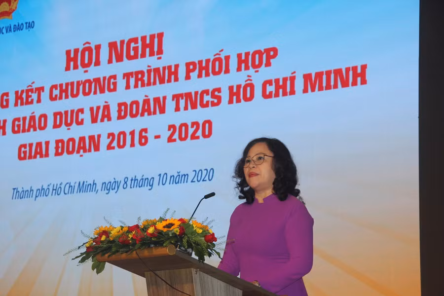 Thứ trưởng Bộ GD-ĐT Ngô Thị Minh phát biểu tại hội nghị