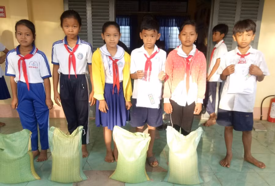 Trao tặng áo và gạo cho học sinh hoàn cảnh khó khăn Trường Tiểu học Hàm Giang B (huyện Trà Cú, Trà Vinh). Ảnh: Q. Ngữ Trao tặng áo và gạo cho học sinh hoàn cảnh khó khăn Trường Tiểu học Hàm Giang B (huyện Trà Cú, Trà Vinh). Ảnh: Q. Ngữ