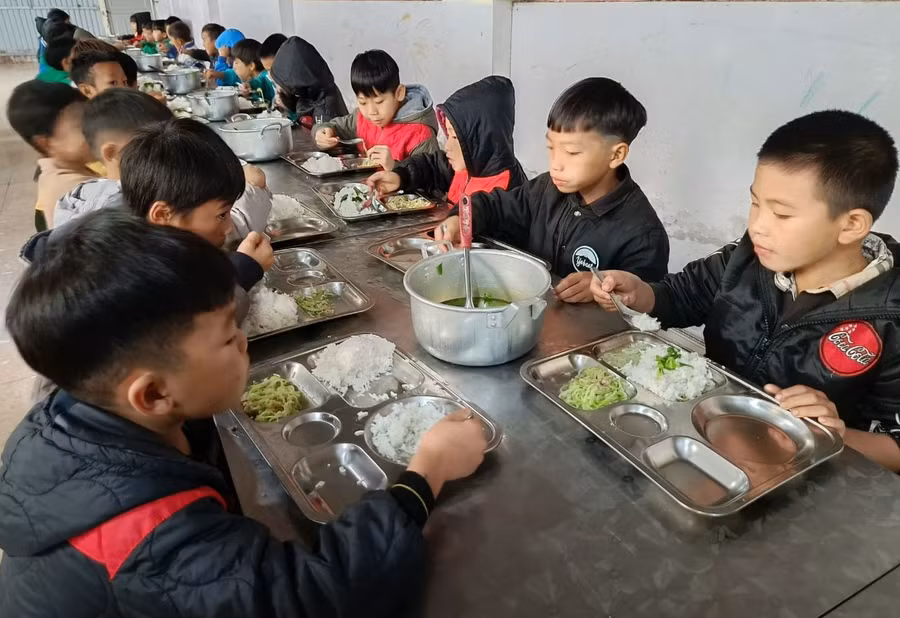 Bữa ăn bán trú của Trường PTDTBT Tiểu học Nậm Hàng (huyện Nậm Nhùn, Lai Châu). Ảnh: Hà Thuận Bữa ăn bán trú của Trường PTDTBT Tiểu học Nậm Hàng (huyện Nậm Nhùn, Lai Châu). Ảnh: Hà Thuận