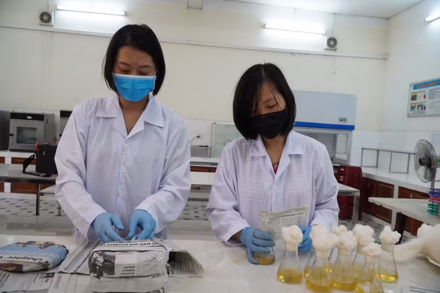 Giảng viên trường ĐH Bách khoa - ĐH Đà Nẵng điều chế dung dịch rửa tay sát khuẩn
