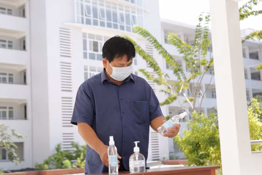 Bố trí khu vực rửa tay sát khuẩn chuẩn bị đón sinh viên trở lại trường học.