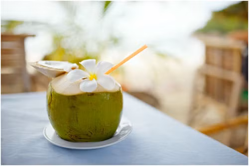 Nước dừa: Đây là đồ uống giải khát được nhiều người sử dụng, nước dừa có vị ngọt ấm, không độc, giúp cơ thể tăng cường trí lực, việc uống nước dừa thường xuyên sẽ rất tốt cho sức khỏe.