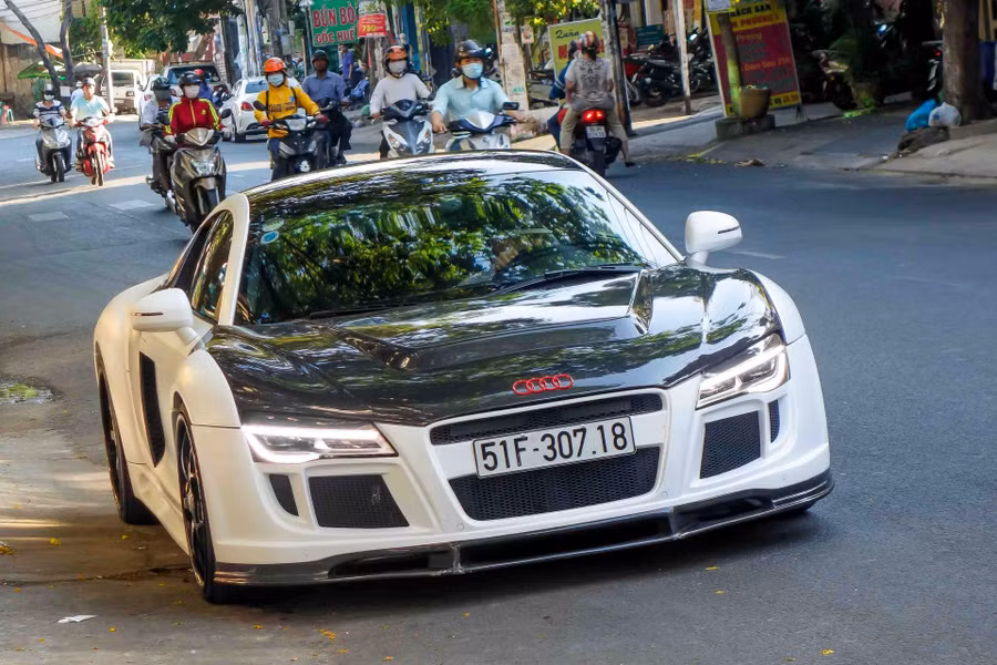 Đây là chiếc Audi R8 độ gói ngoại thất PPI Razor của hãng PPI Design (Đức). Trước đây, xe xuất hiện trong tông màu đen nhám. Chủ xe đã sơn lại một nửa thành màu trắng, trong khi nắp ca-pô và nóc mui vẫn giữ màu đen bóng của sợi carbon.