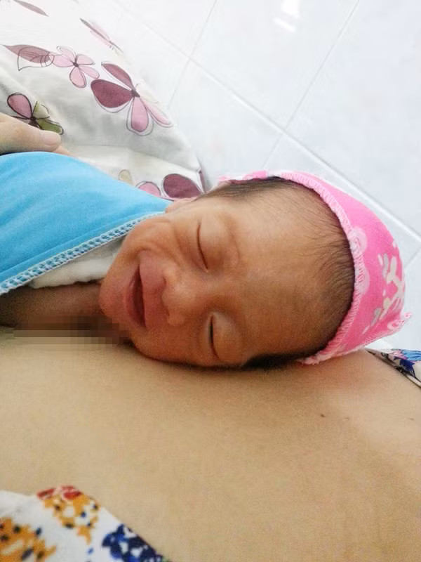 Sinh non Yuri được bố Linh kangaroo.