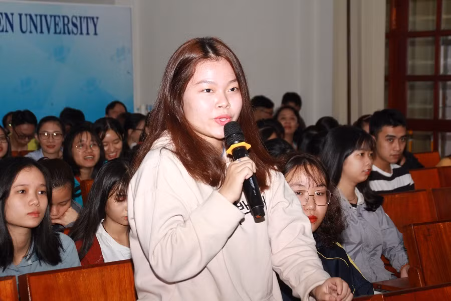 Sinh viên chia sẻ tại buổi tọa đàm