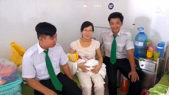 Hai tài xế Mai Linh đỡ đẻ cho bà bầu giữa đường
