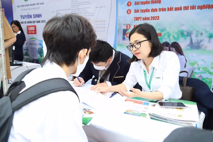 Thí sinh tham dự ngày hội tư vấn tuyển sinh, hướng nghiệp năm 2023. Ảnh: TG