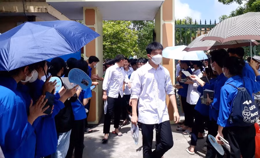 Thí sinh tham dự Kỳ thi tốt nghiệp THPT năm 2023 tại điểm thi Trường THPT Tứ Kỳ (Hải Dương). Ảnh: TG