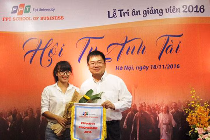 Ông Hoàng Nam Tiến, Chủ tịch FPT Software nhận giải thưởng Effective Professor 2016.