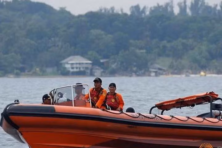 Lực lượng cứu hộ Indonesia tuần tra sau một vụ lật thuyền trên vùng biển nước này vào đầu tháng 11/2016. Ảnh: Reuters