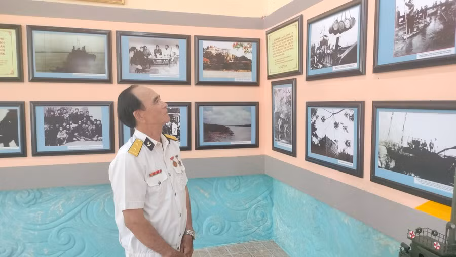 Ông Dương Thanh Hải, nguyên cán bộ Đoàn 962 tham quan Di tích lịch sử bến Vàm Lũng.