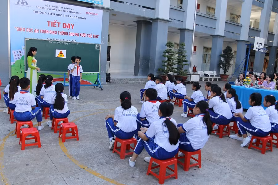 Học sinh tham gia tiết học An toàn giao thông.