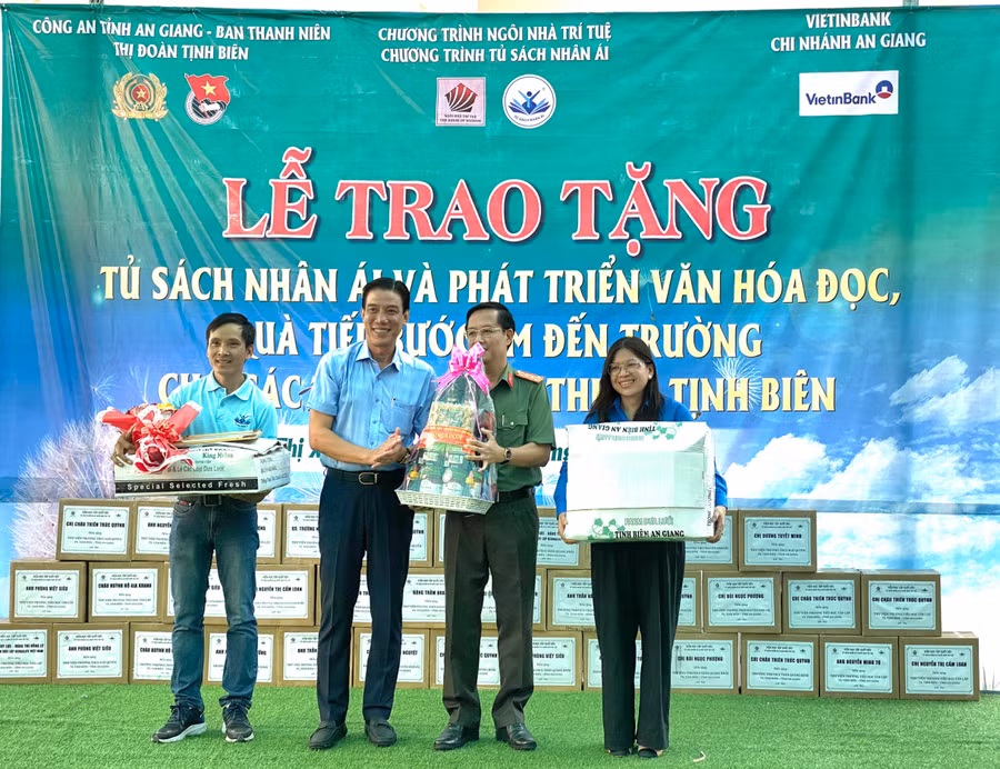 Trao giấy cảm tạ, tặng hoa và quà tri ân nhà tài trợ.