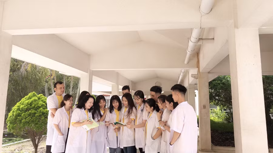 PGS.TS Nguyễn Minh Thủy (người thứ 3 từ phía trái) không ngừng truyền lửa cho sinh viên