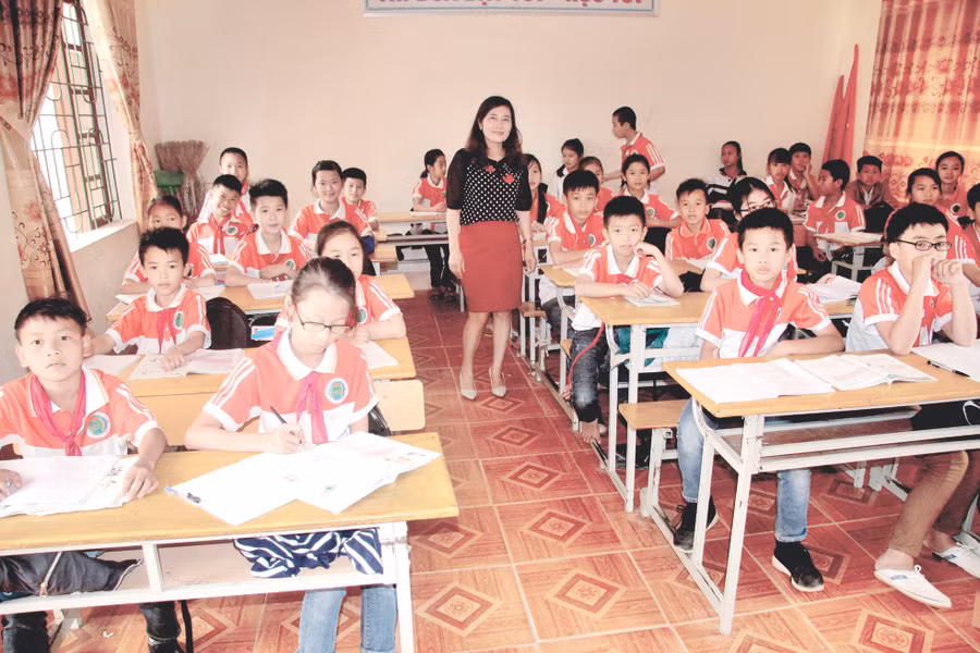 Hiệu trưởng Nguyễn Thị Hồng Cảnh - Trường THCS Quang Tiến, TX Thái Hòa, Nghệ An trong tiết sinh hoạt với học trò. Ảnh: Lê Yên