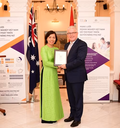 Đại sứ Australia Craig Chittick trao Bằng ghi nhận cam kết thúc đẩy bình đẳng giới cho bà Hà Thu Thanh, CEO của Công ty Deloitte Việt Nam đồng thời là Chủ tịch Mạng lưới VBCWE