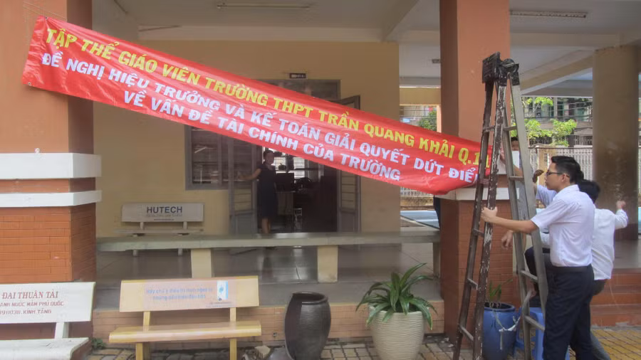 Giáo viên căng băng rôn yêu cầu hiệu trưởng và kế toán giải quyết dứt điểm về vấn đề tài chính của trường Giáo viên căng băng rôn yêu cầu hiệu trưởng và kế toán giải quyết dứt điểm về vấn đề tài chính của trường