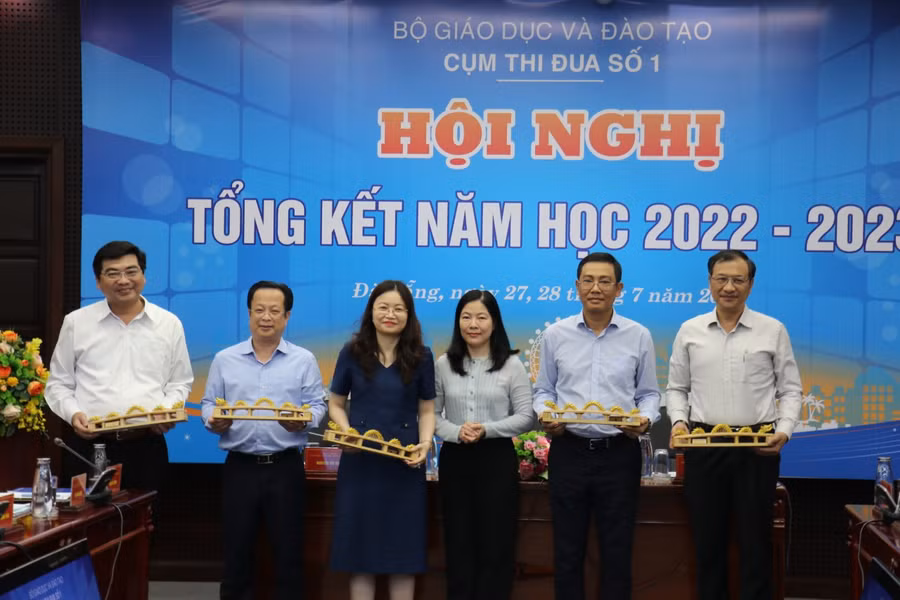 Bà Lê Thị Bích Thuận, Giám đốc Sở GD&ĐT Đà Nẵng tặng quà lưu niệm cho đại diện Bộ GD&ĐT và các Sở GD&ĐT thuộc Cụm thi đua số 1. 