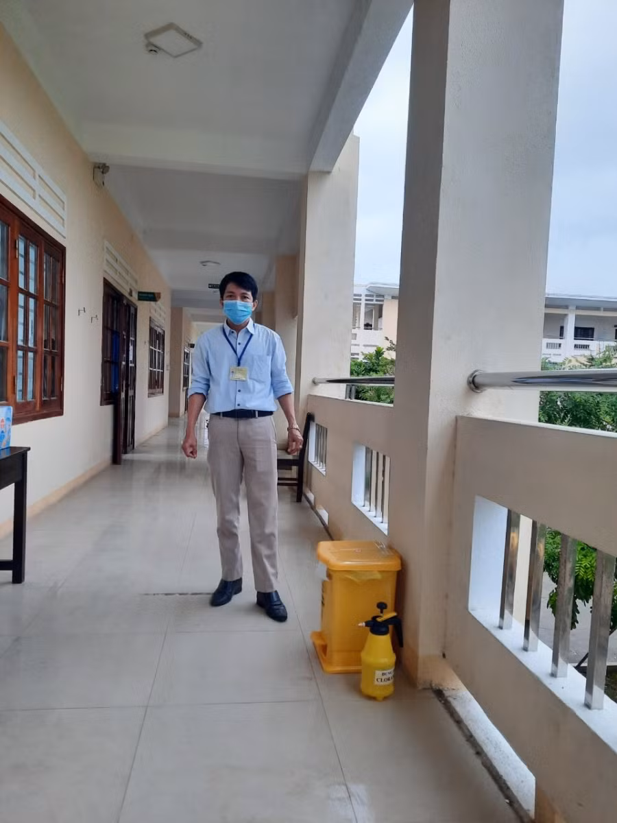 Thầy Nguyễn Văn Đông cho biết: thùng rác đựng rác thải có nguy cơ lây nhiễm Covid - 19 chỉ có riêng tại điểm thi Trường THPT Võ Chí Công