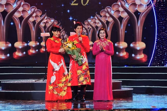 Hoài Linh lập kỷ lục lần thứ 10 đoạt giải Mai Vàng - Ảnh 1 Hoài Linh lập kỷ lục lần thứ 10 đoạt giải Mai Vàng - Ảnh 1