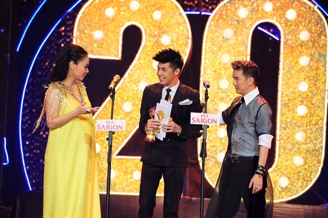 Hoài Linh lập kỷ lục lần thứ 10 đoạt giải Mai Vàng - Ảnh 3 Hoài Linh lập kỷ lục lần thứ 10 đoạt giải Mai Vàng - Ảnh 3