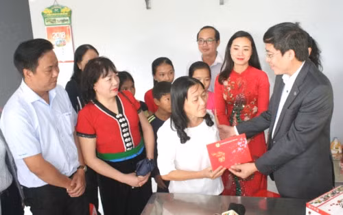 Công đoàn Giáo dục Việt Nam phối hợp với Bộ GD&ĐT và Đài truyền hình Việt Nam tổ chức Chương trình Tết Sum vầy cho giáo viên vùng khó khăn