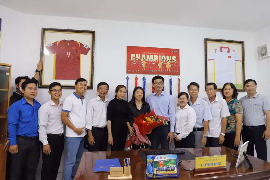 Tuyển thủ Huỳnh Như được Trường ĐH Trà Vinh tổ chức trưng bày các vật phẩm, thành tích tại 1 phòng riêng của trường.