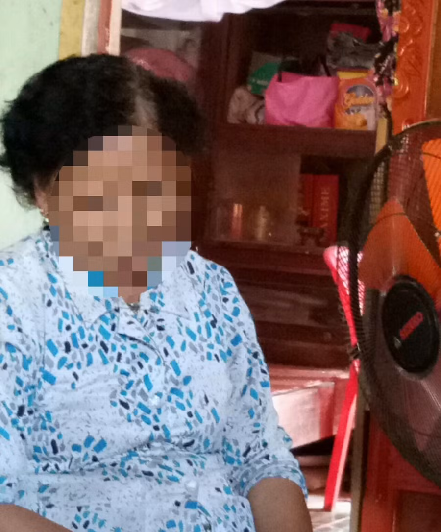 Bà H.T.Q. (bà ngoại bé K) bậc khóc khi nhắc đến vụ việc