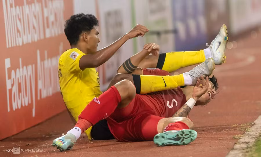 Azam Azmi (2) trong tình huống va chạm với Văn Hậu tại sân Mỹ Đình.