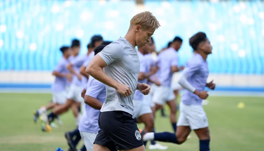 Huấn luyện viên Keisuke Honda tập luyện cùng đội tuyển U22 Campuchia.