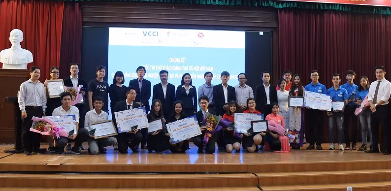Các đội thi và ban giám khảo chụp hình lưu niệm