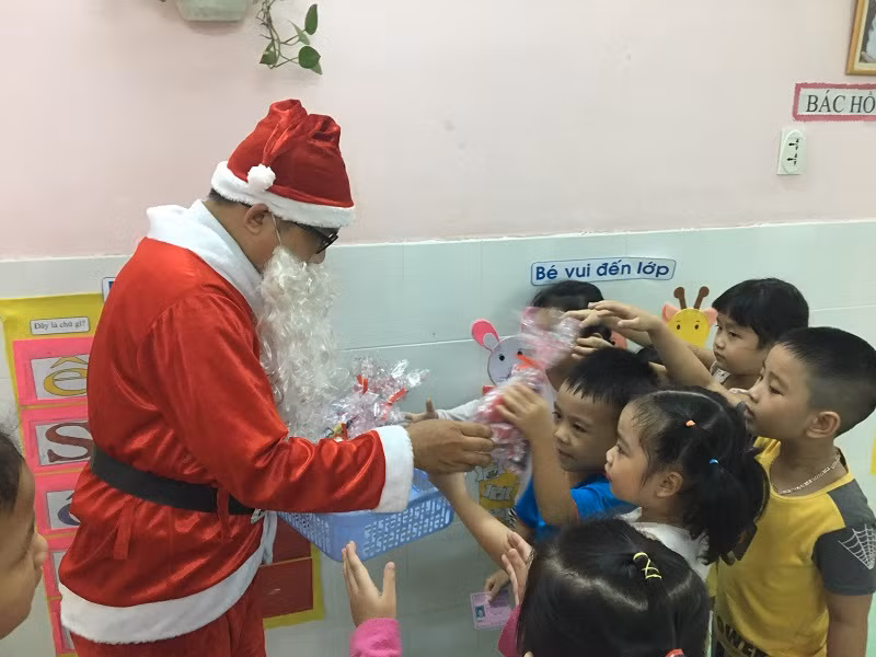 Các em nhỏ mầm non nhận món quà bất ngờ từ ông già Noel