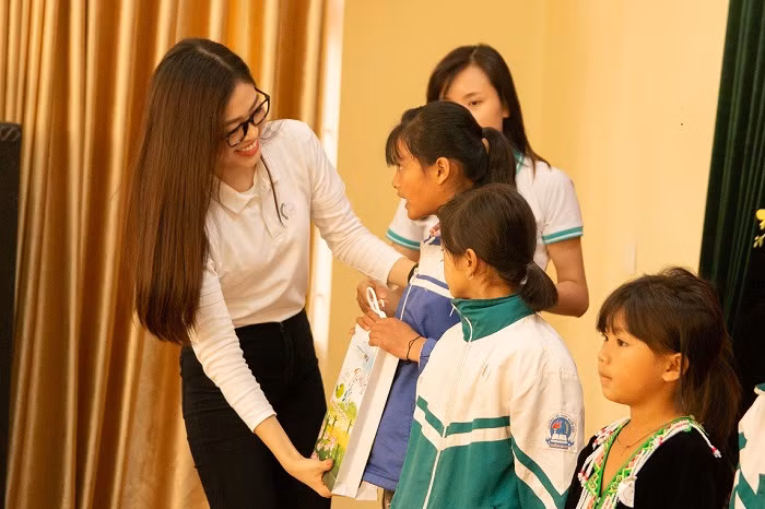 Á hậu Việt Nam 2018 Bùi Phương Nga đồng hành cùng chương trình trao quà cho các em nhỏ “lá chưa lành”