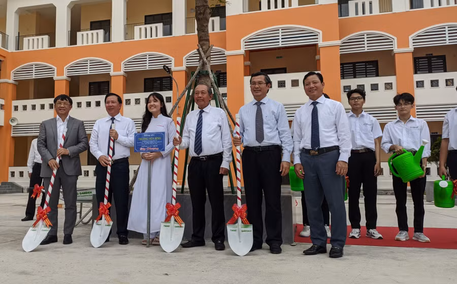 Nguyên Phó Thủ tướng Trương Hòa Bình và Thứ trưởng Bộ GD-ĐT Nguyễn Văn Phúc trồng cây lưu niệm tại trường THPT Nguyễn Trung Trực. Nguyên Phó Thủ tướng Trương Hòa Bình và Thứ trưởng Bộ GD-ĐT Nguyễn Văn Phúc trồng cây lưu niệm tại trường THPT Nguyễn Trung Trực.