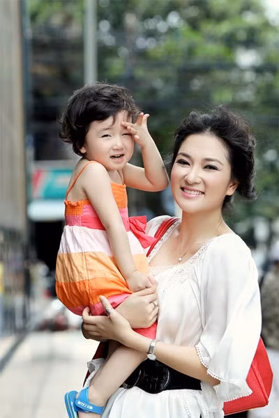 Nhung Hoa hau Viet lam me don than - Anh 2