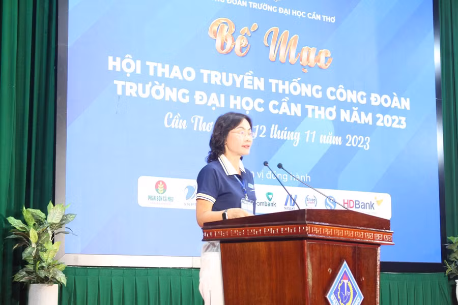 Bà Dương Thị Tuyền - Chủ tịch Công đoàn Trường ĐH Cần Thơ phát biểu tổng kết hội thao.