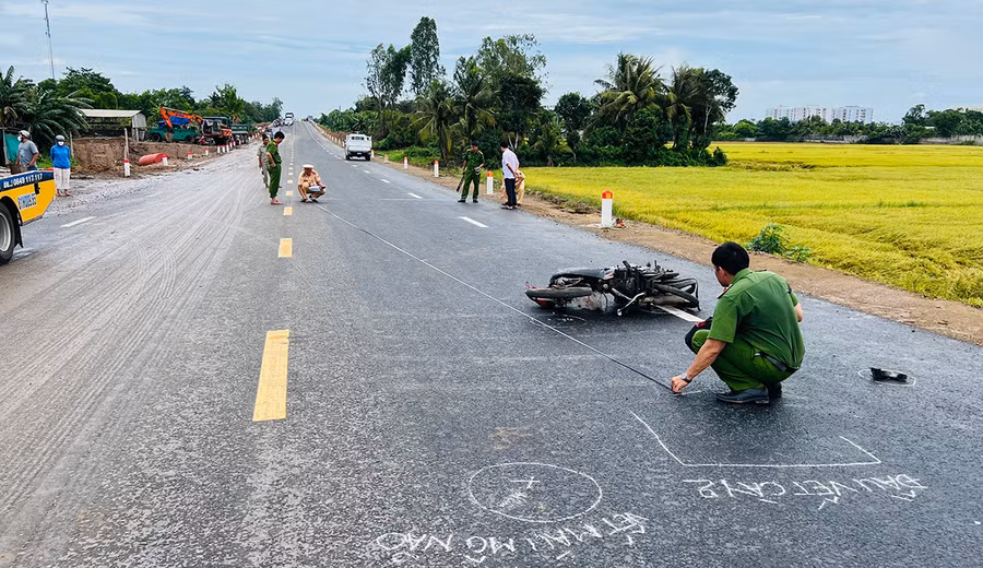 Cơ quan chức năng tổ chức dựng lại hiện trường vụ tai nạn. (Ảnh: Tiến Tầm)