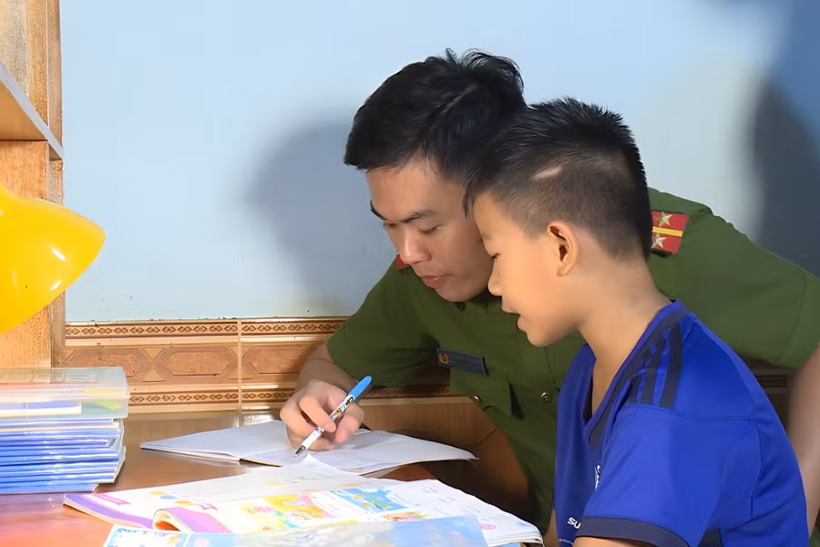 Thượng uý Đường Minh Thông đến nhà dạy thêm cho em Nguyễn Văn Đức Chương. Thượng uý Đường Minh Thông đến nhà dạy thêm cho em Nguyễn Văn Đức Chương.