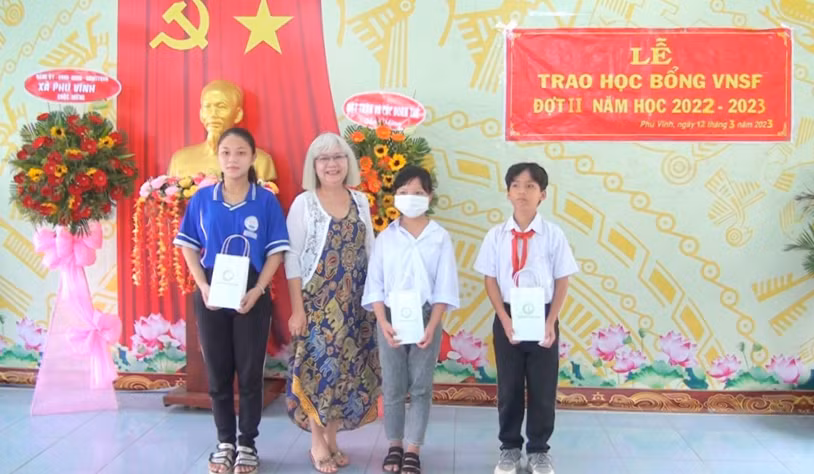 Đại diện học bổng VNSF trao quà cho học sinh viết chữ đẹp. Đại diện học bổng VNSF trao quà cho học sinh viết chữ đẹp.