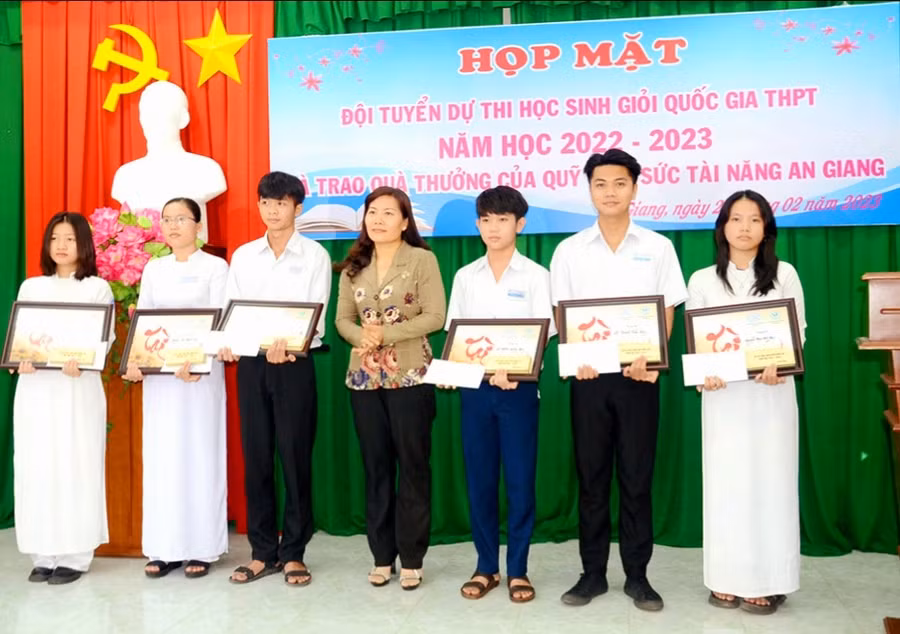 Bà Trần Thị Ngọc Diễm - GĐ Sở GD&amp;ĐT An Giang tặng quà động viên các thí sinh trong buổi họp mặt trước kỳ thi.