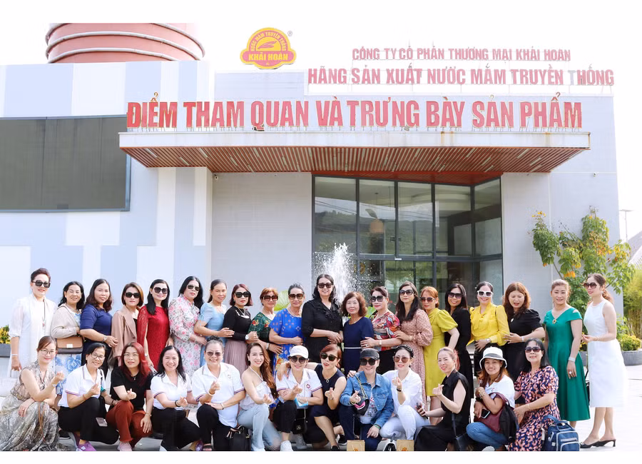 Hội Nữ doanh nhân tỉnh Kiên Giang đi tham quan nghề làm nước mắm.