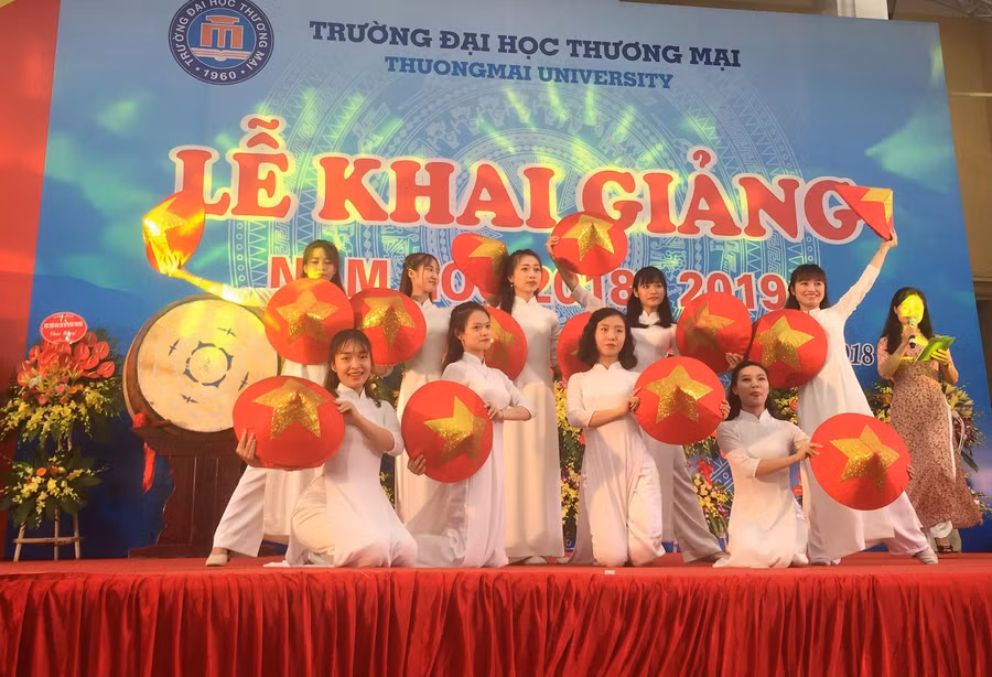 Tiết mục văn nghệ của sinh viên Trường ĐH Thương mại chào mừng buổi lễ Tiết mục văn nghệ của sinh viên Trường ĐH Thương mại chào mừng buổi lễ