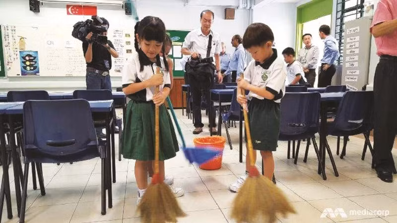 Học sinh tiểu học Trung Quốc quét dọn lớp học.