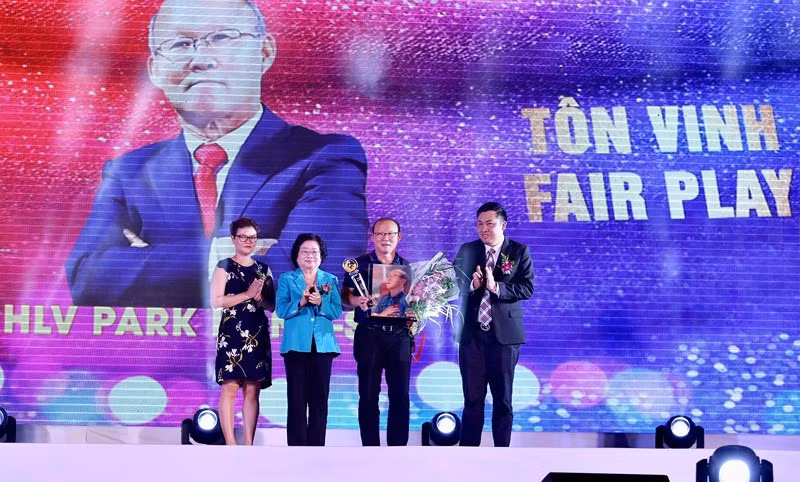 HLV trưởng đội tuyển Việt Nam nhận danh hiệu Vinh danh Fair Play HLV trưởng đội tuyển Việt Nam nhận danh hiệu Vinh danh Fair Play