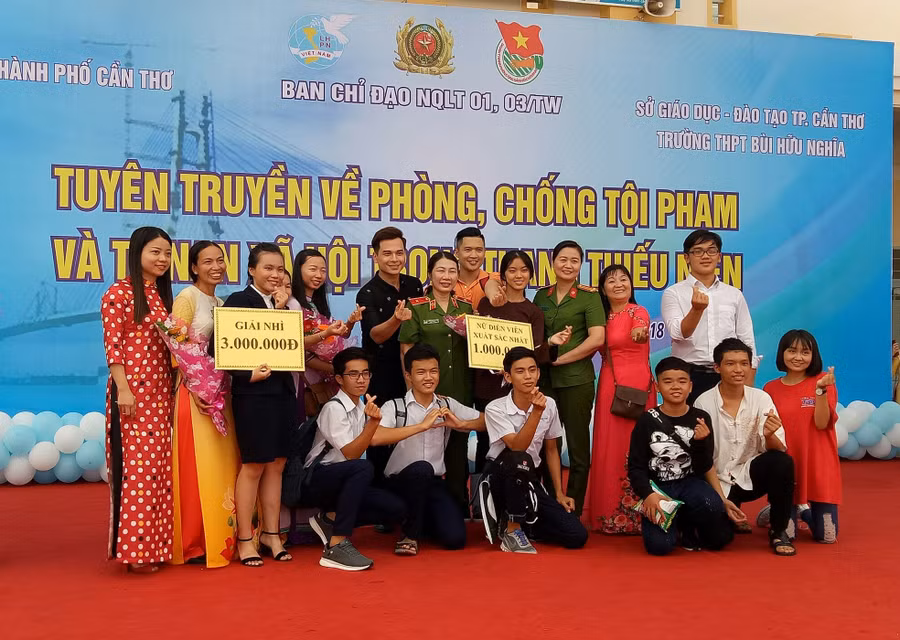 Ngành Giáo dục và Công an tổ chức tuyên truyền phòng chống tội phạm và tệ nạn xã hội tại Trường THPT Bùi Hữu Nghĩa (TP Cần Thơ). Ảnh: Q. Ngữ