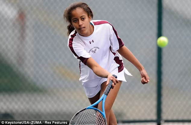 Con gái Malia Obama cũng là người yêu thể thao và tích cực rèn luyện sức khỏe. Không phải bóng rổ hay golf giống bố, Malia lựa chọn tennis là bộ môn yêu thích và thường xuyên chơi cùng bạn bè. Ảnh: Rex Features