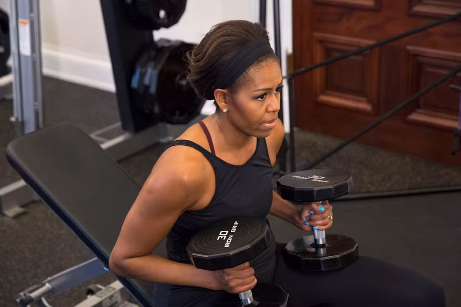 Đồng hành cùng với Tổng thống, phu nhân Michelle Obama rất tích cực trong phong trào vận động người dân có lối sống lành mạnh, phòng tránh bệnh tật. Không khó để tìm lấy những hình ảnh, video tập gym, yoga của bà Michelle Obama. Ảnh: Washingtonpost.