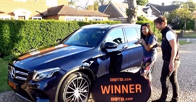 Cặp đôi may mắn nhất thế giới: Chồng trúng Mercedes, vợ trúng McLaren - Ảnh 1.