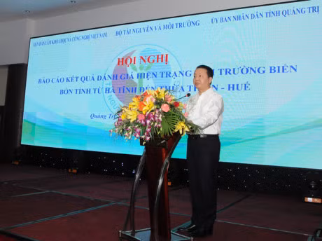 Khang dinh bien sach, Bo truong Tran Hong Ha va lanh dao 4 tinh mien Trung tam bien, an hai san - Anh 2