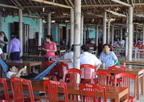 Khang dinh bien sach, Bo truong Tran Hong Ha va lanh dao 4 tinh mien Trung tam bien, an hai san - Anh 3